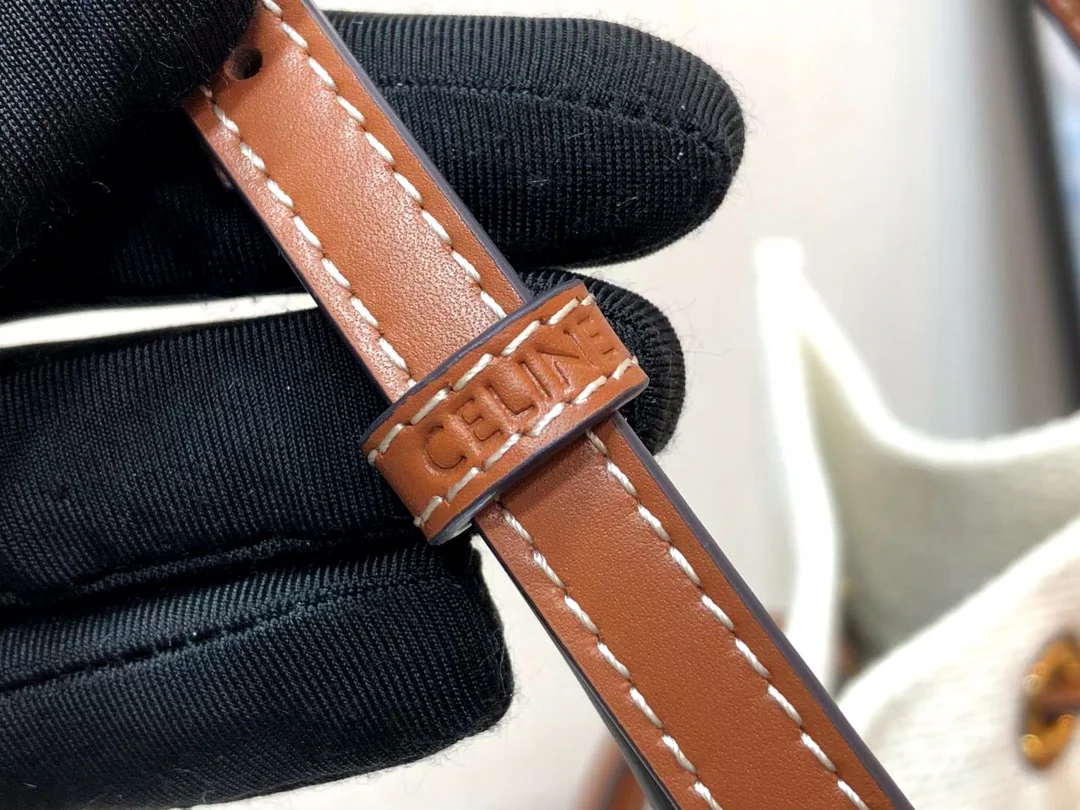 Квадратная сумка Celine Cabas Plein Soleil, изготовленная из кожи вагю и ткани.