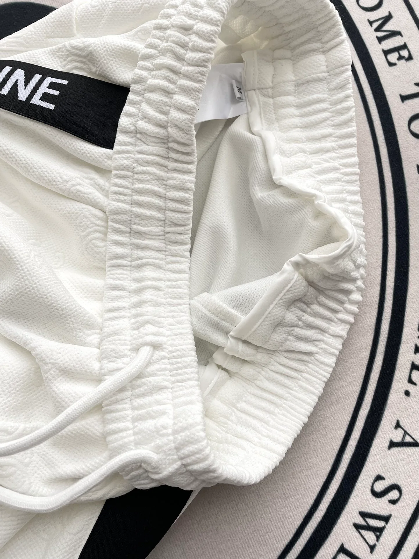 Celine-2403 Комплект из футболки с коротким рукавом и брюк с тисненым узором ?Триумфальная арка? — белый