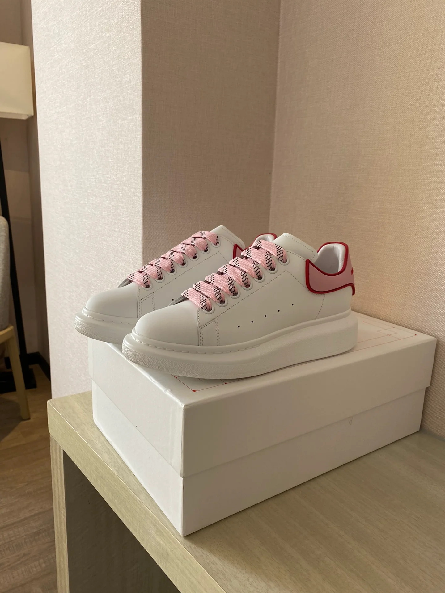 Классические белые кроссовки McQueen с 3D-логотипом из смолы - розовые - 1 шт.