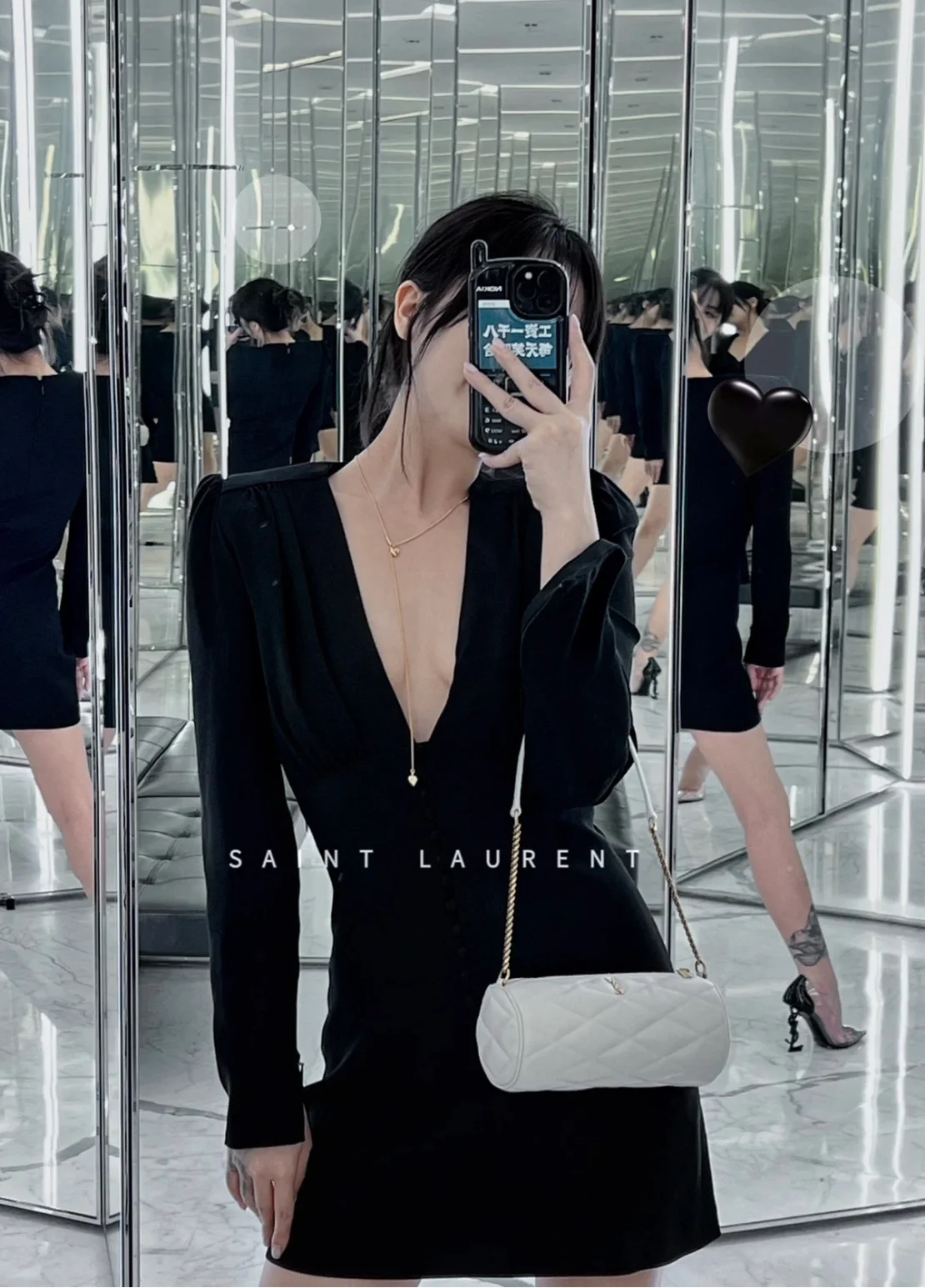 Маленькая цилиндрическая сумка YSL Sade - белая - на фото.