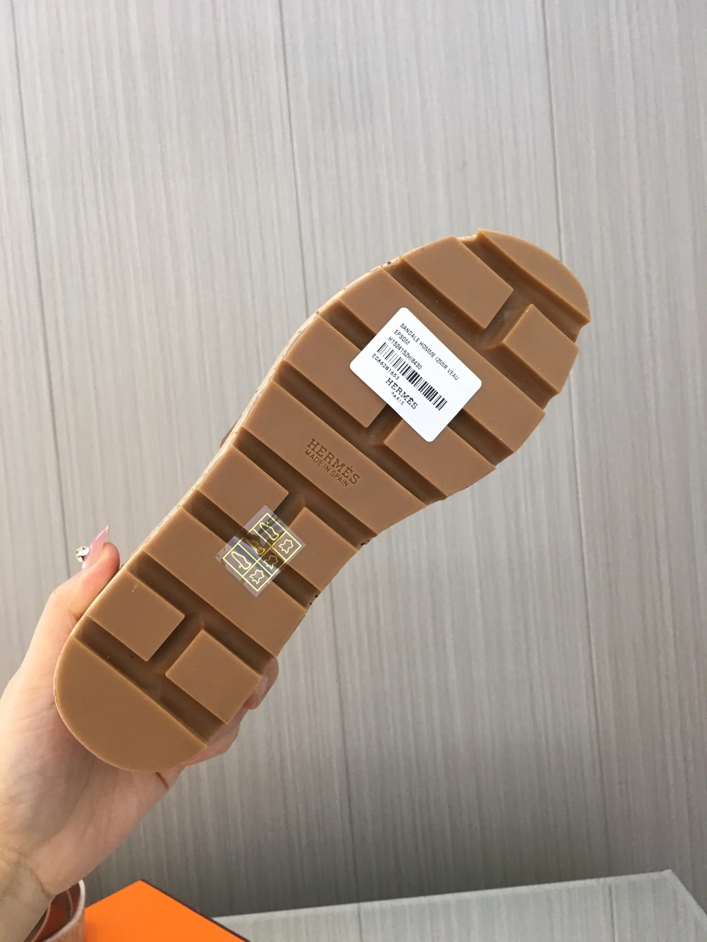 Новинка сезона весна/лето 2023 от Hermes - Кожаные тапочки на платформе с принтом пальм - Коричневые