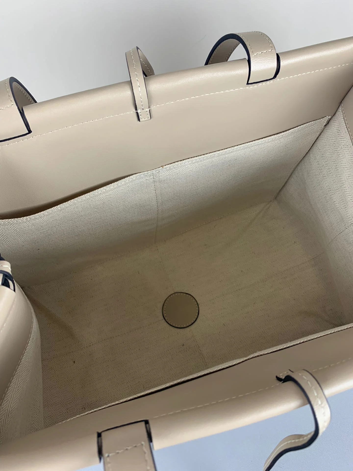 Сумка-тоут Loewe из телячьей кожи, белая.