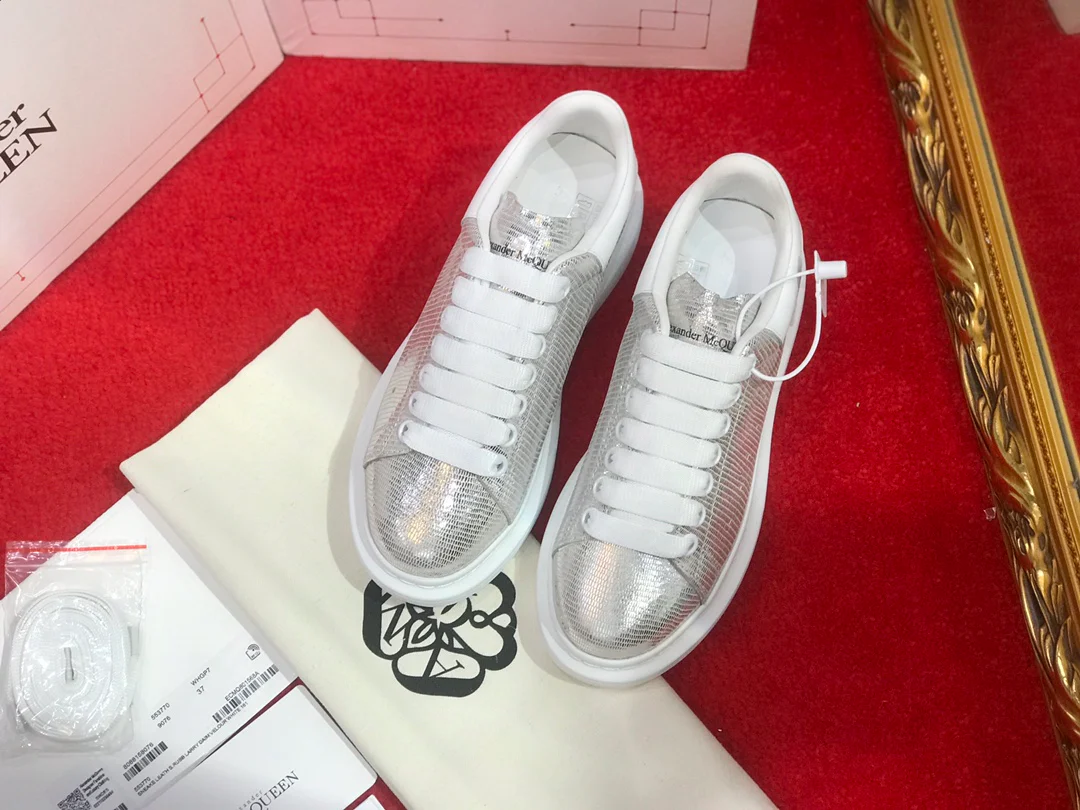 Классические белые кроссовки McQueen - полностью серебристые - с белой отделкой.