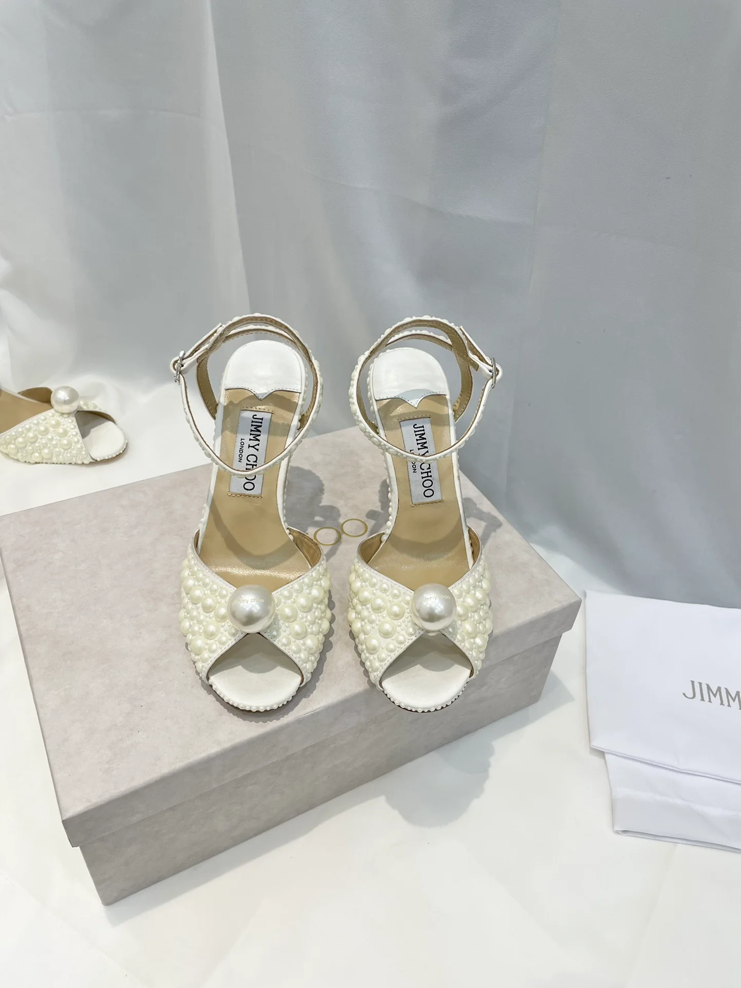 Сандалии на высоком каблуке Jimmy Retro Pearl Series - белые