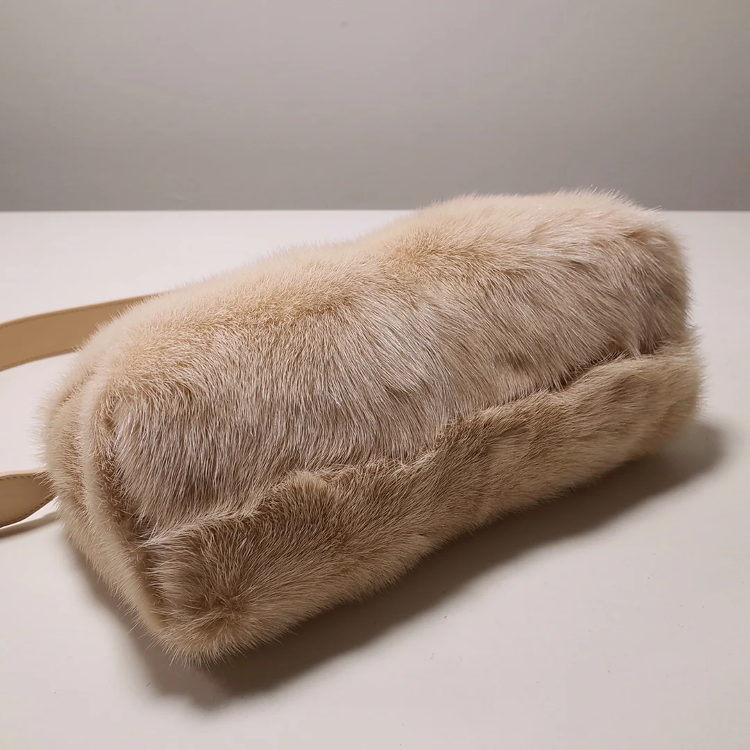 Средняя сумка Fendi First из розовой норки