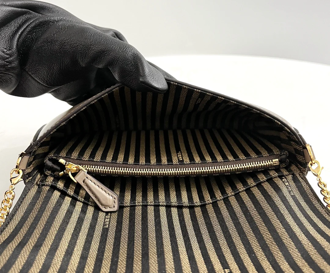 Fendi - Серо-бежевый кошелек на молнии в сочетании с клатчем