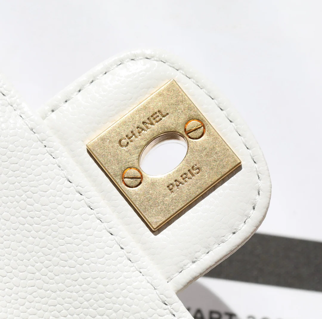 Мини-сумочка Chanel с ручкой и клапаном, белая.