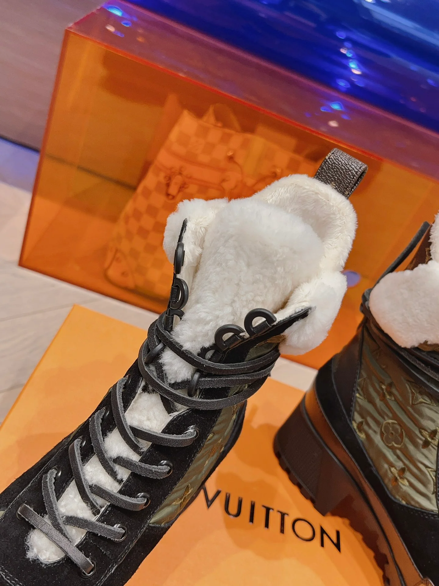 Новинка сезона осень/зима 2023 от LV - Ботинки Мартин на массивном каблуке - зеленые