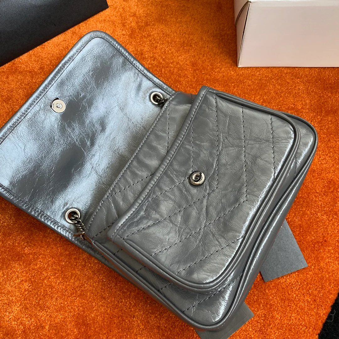 YSL - Маленькая модель Niki - Кожа коровы, обработанная маслом и воском, темно-серая - с пряжкой в ??виде D-образного кольца