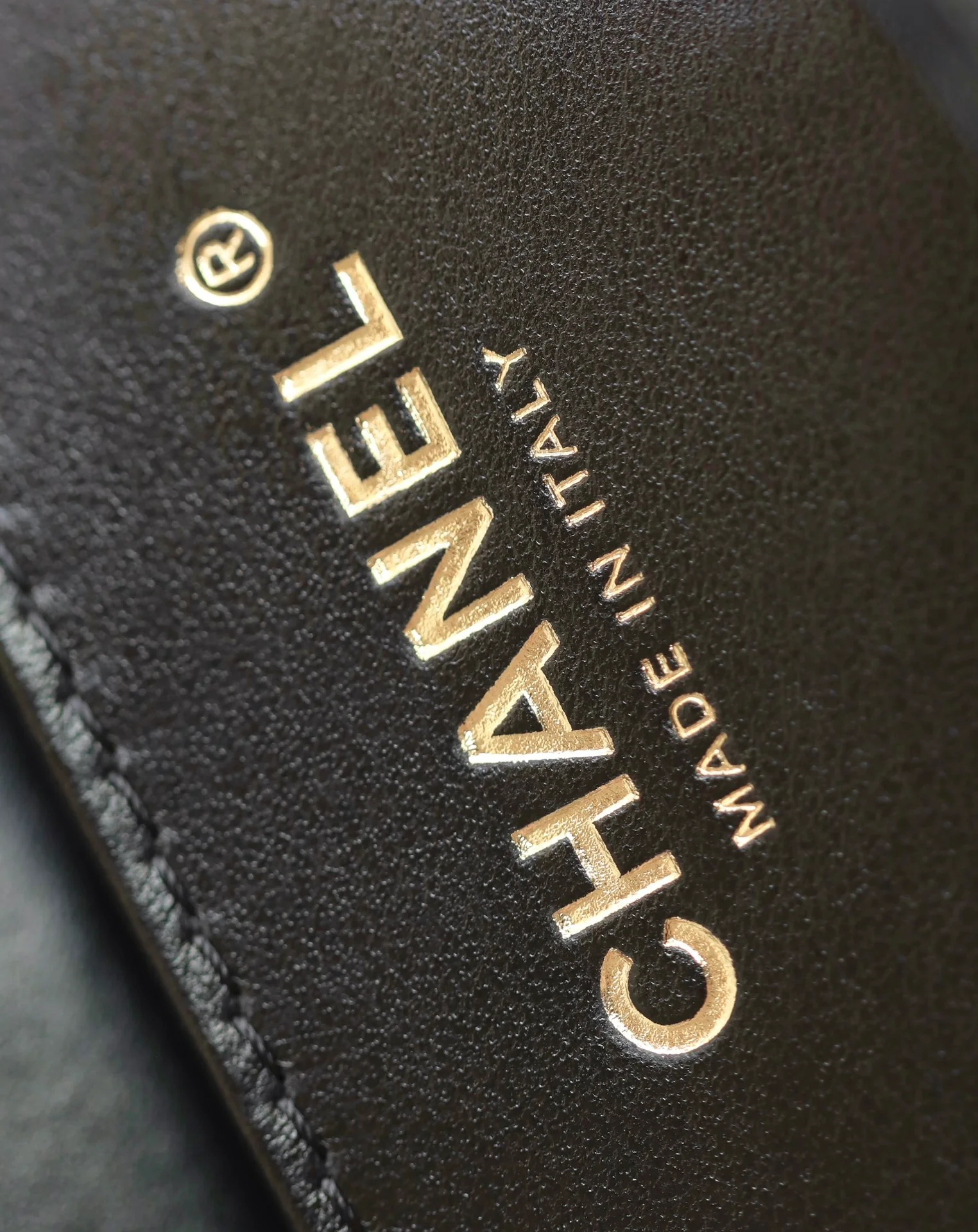 Маленькая черная сумка Chanel 24c с двойным золотым бисером и клапаном.