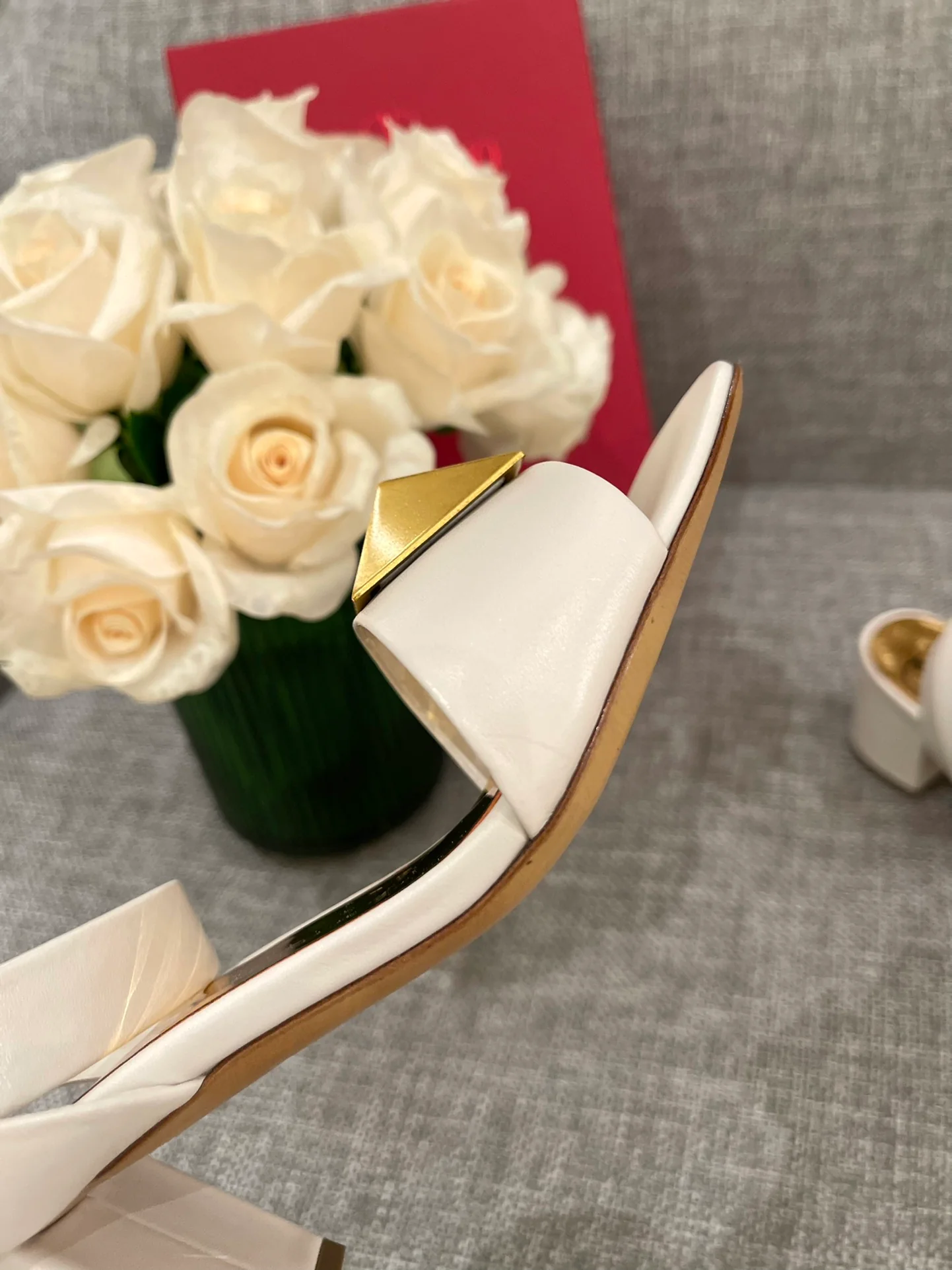 Сандалии Valentino на массивном каблуке - белые