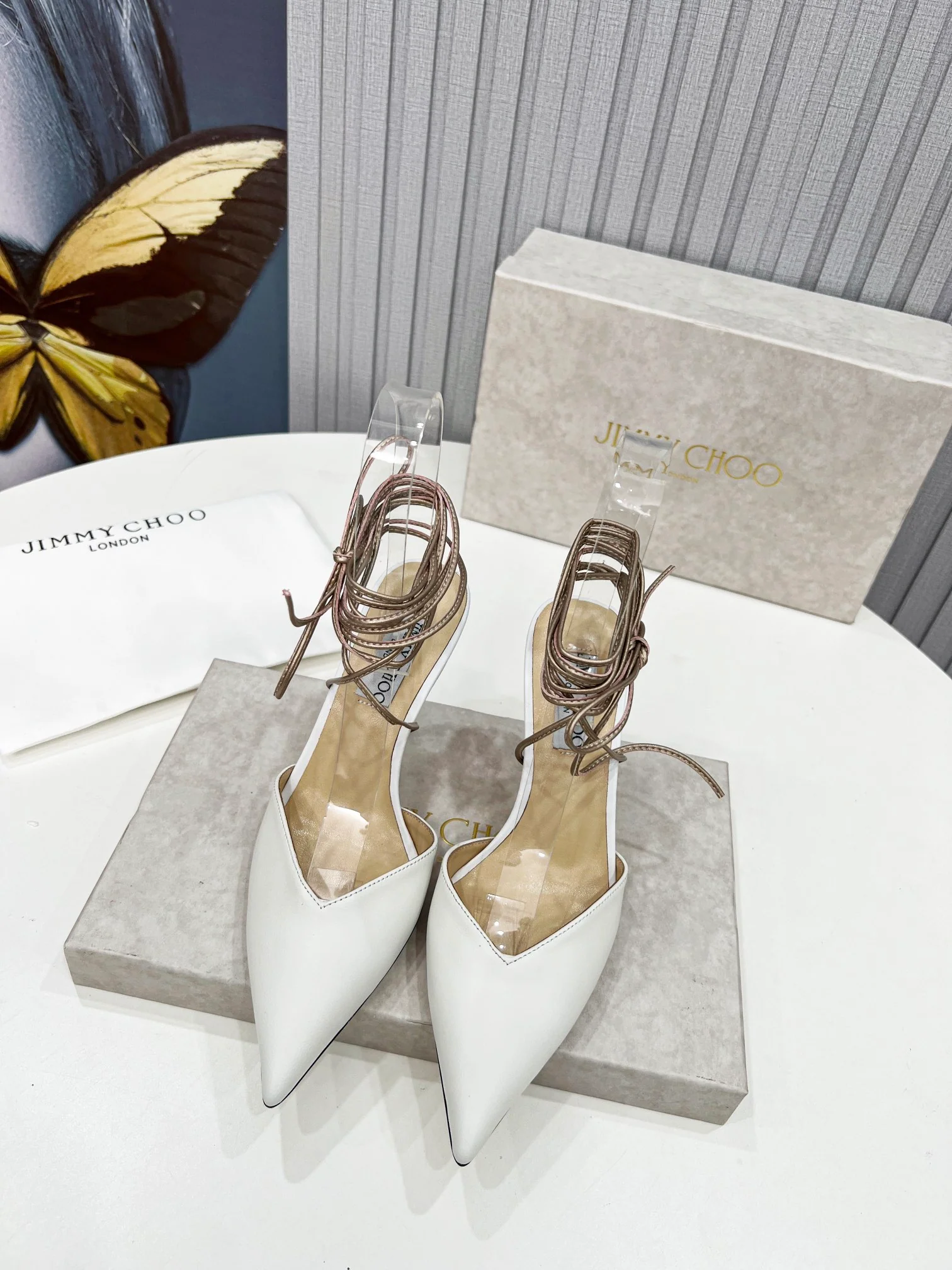 Туфли на каблуке с острым носком и ремешками Jimmy - белые