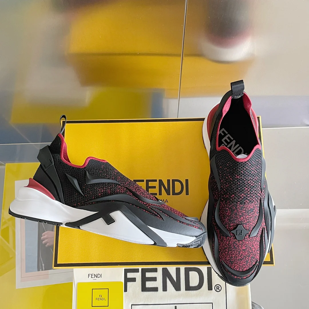 Новинка 2023 года от Fendi - кроссовки Flow Series Flyknit - черно-красные.