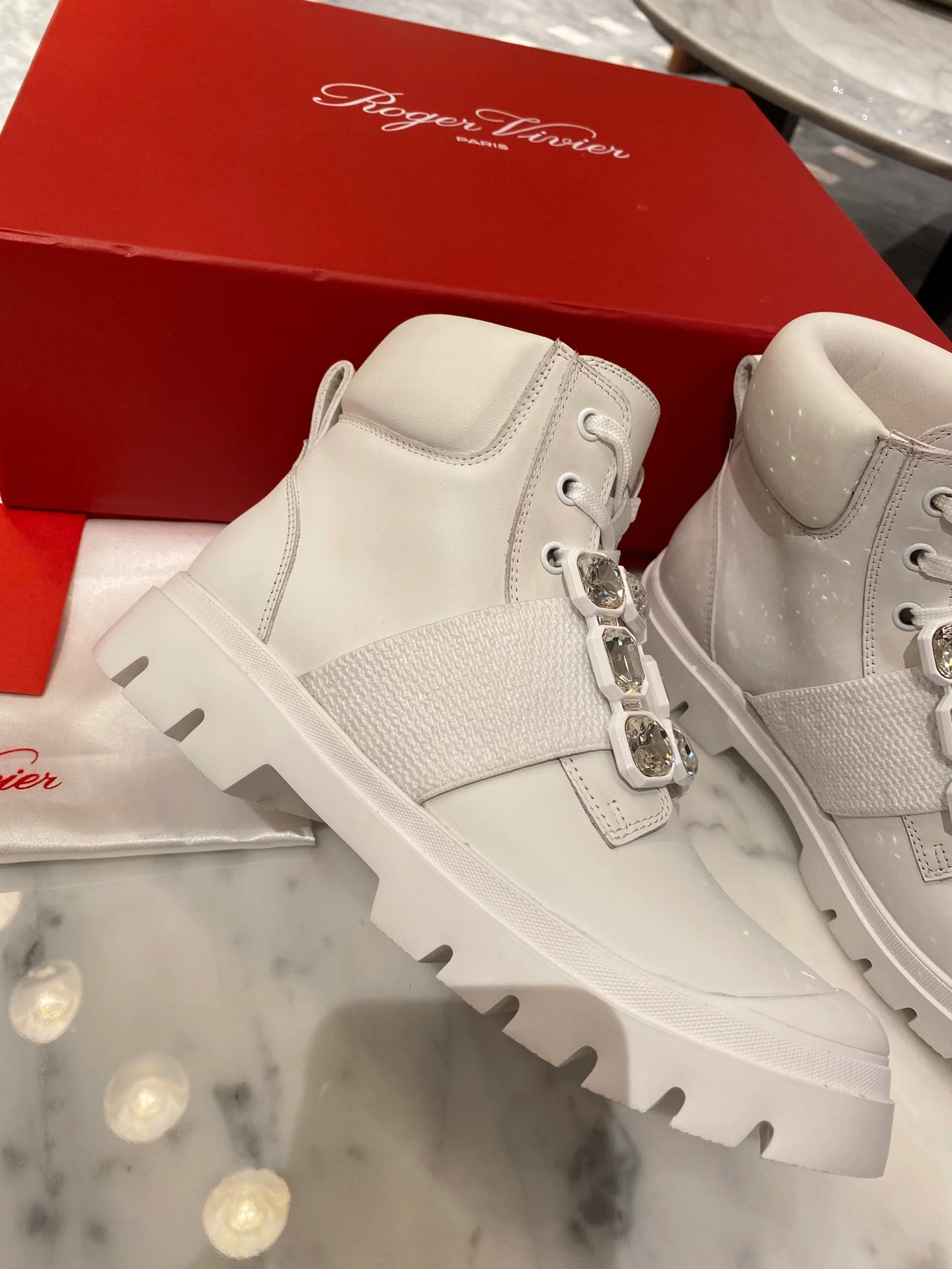 RV - Осенне-зимняя коллекция. Ботильоны на тонком шнурке с квадратной пряжкой - белые.