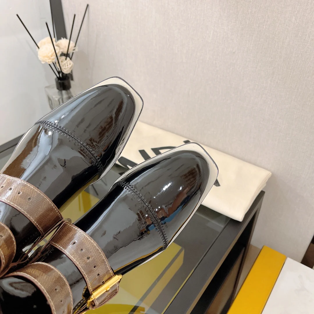 Новинка сезона осень/зима 2022 от Fendi: ботинки из эластичной лакированной кожи, серия FFrame, ботильоны на плоской подошве.