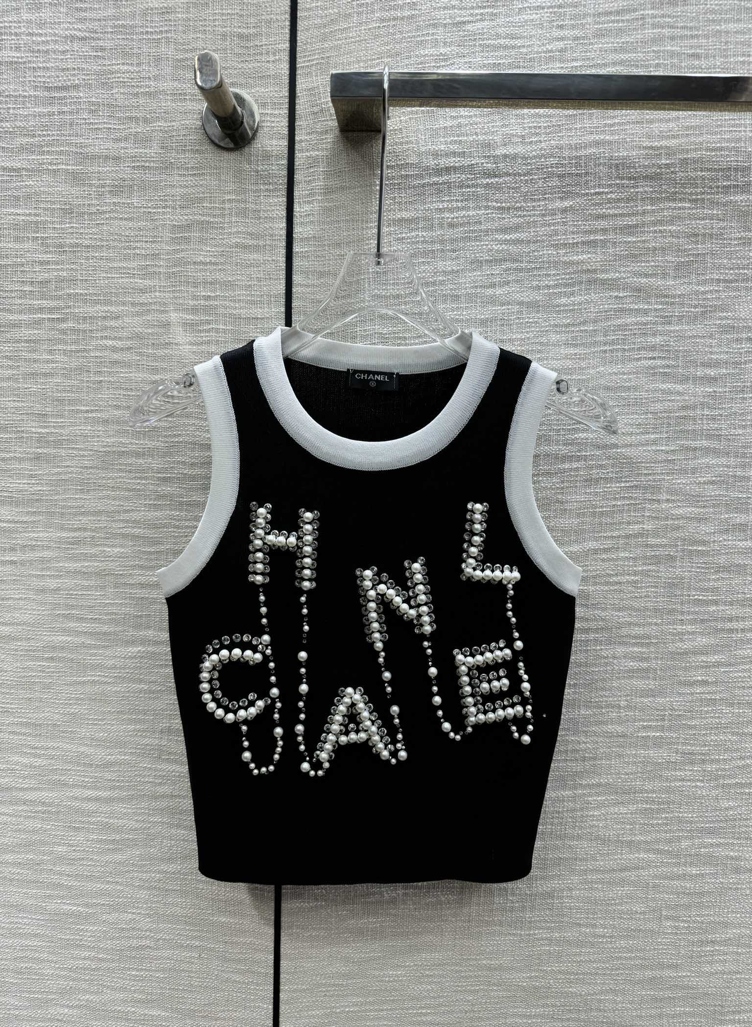 Вязаный жилет Chanel 2403 с бисерным логотипом - черный