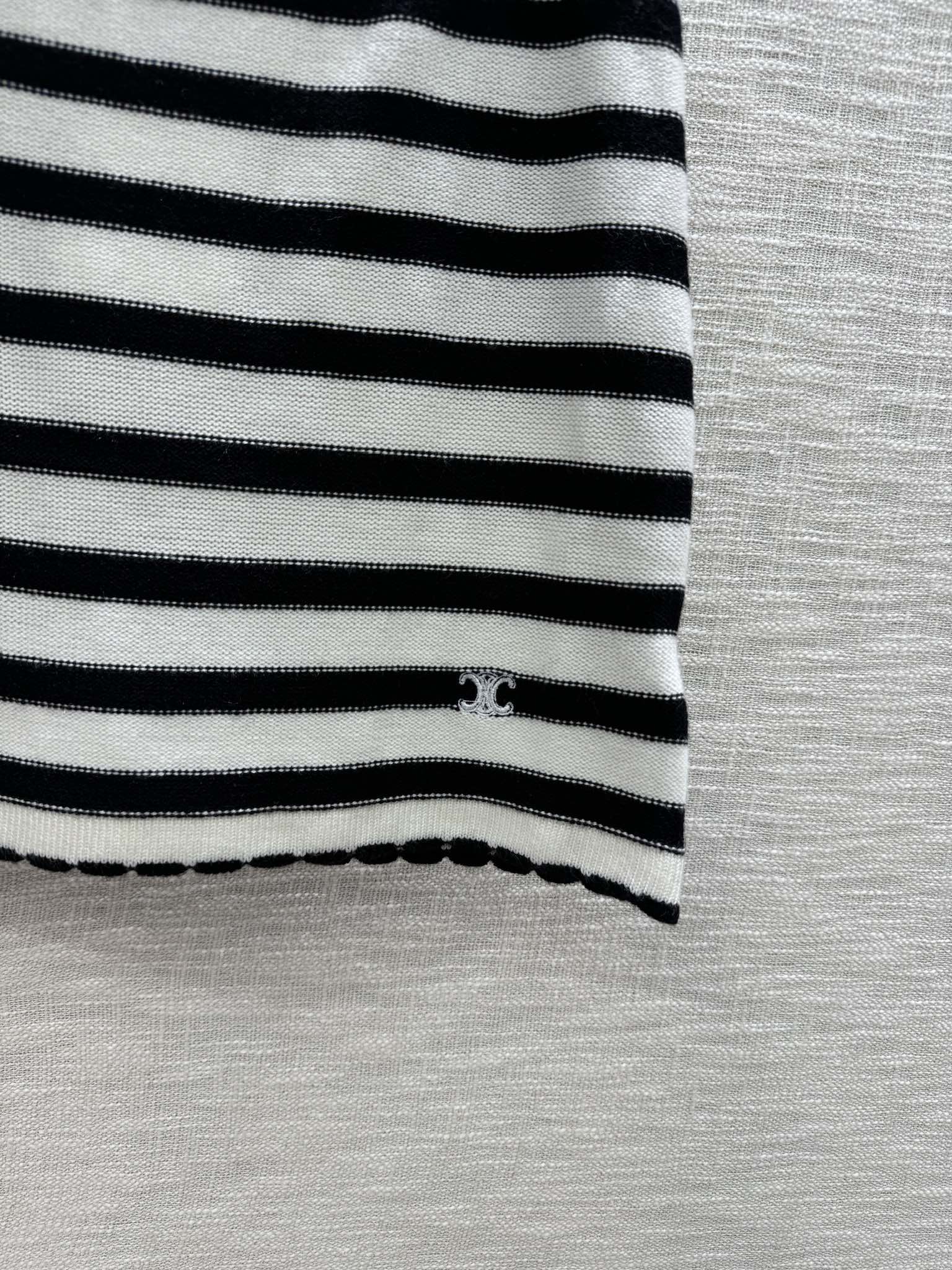 Вязаная юбка миди Celine 2404 с кружевной отделкой и полосатым рисунком в стиле колор-блок.