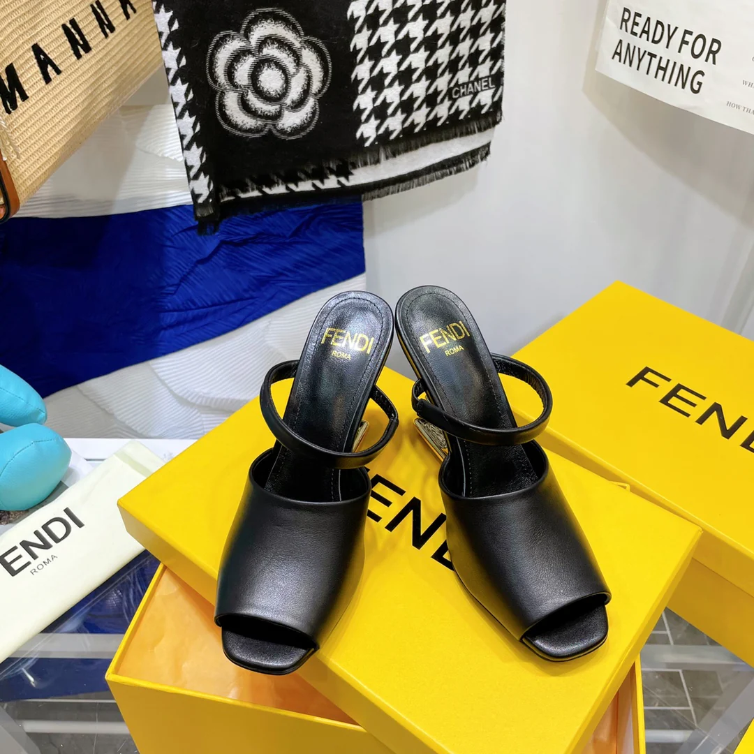 Fendi - Стильные сандалии на F-образном каблуке - Сандалии на высоком каблуке с открытым носком - Черные