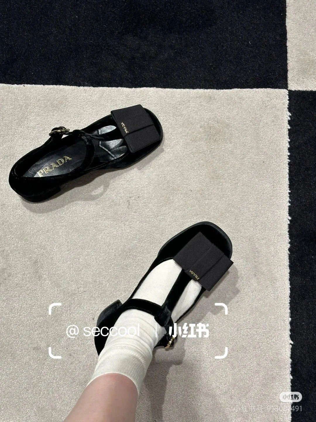 Классические туфли-мэри-джейн Prada с Т-образным ремешком и бантом, закругленным носком, глянцевые, черные.