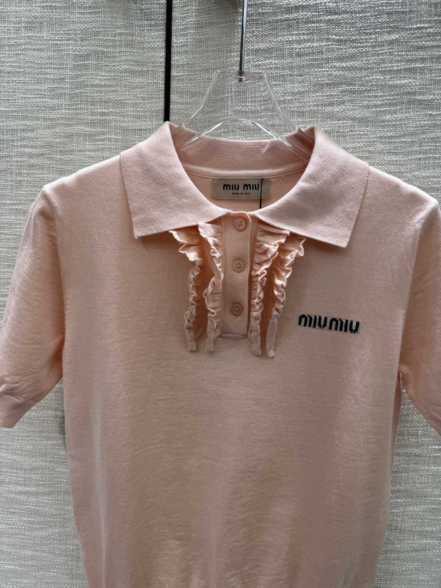 Miu Miu-2404 - Трикотажная футболка с коротким рукавом и воротником-поло с оборками, оранжево-розового цвета.