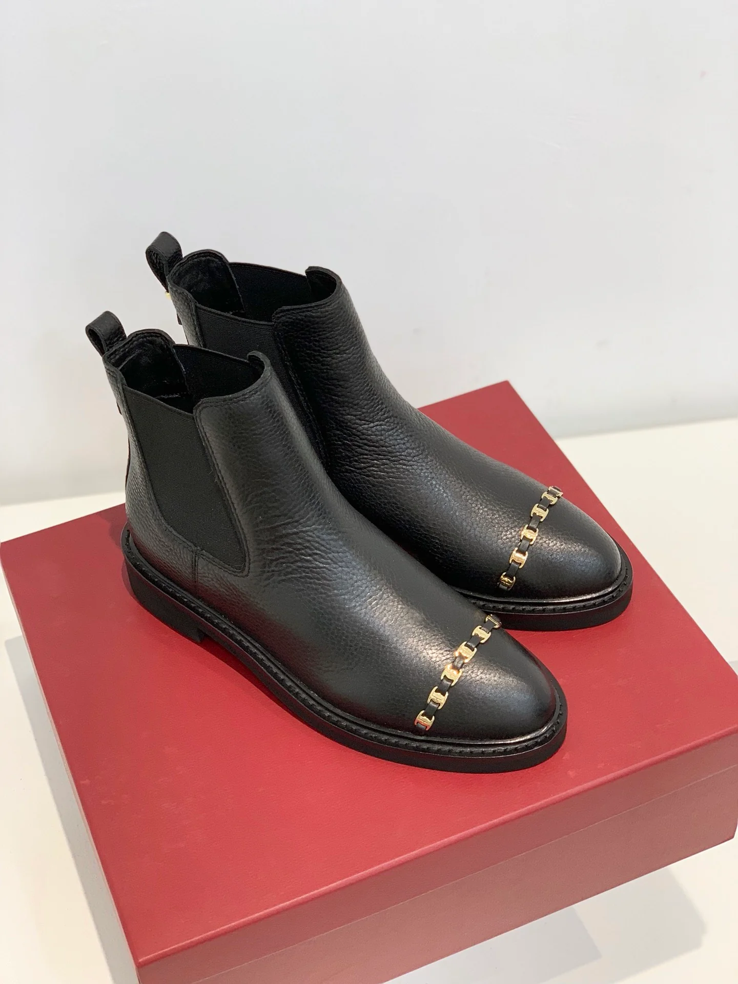 Salvatore Ferragamo - Новинка сезона осень/зима 2022 - Ретро-ботинки челси - Черные - 1