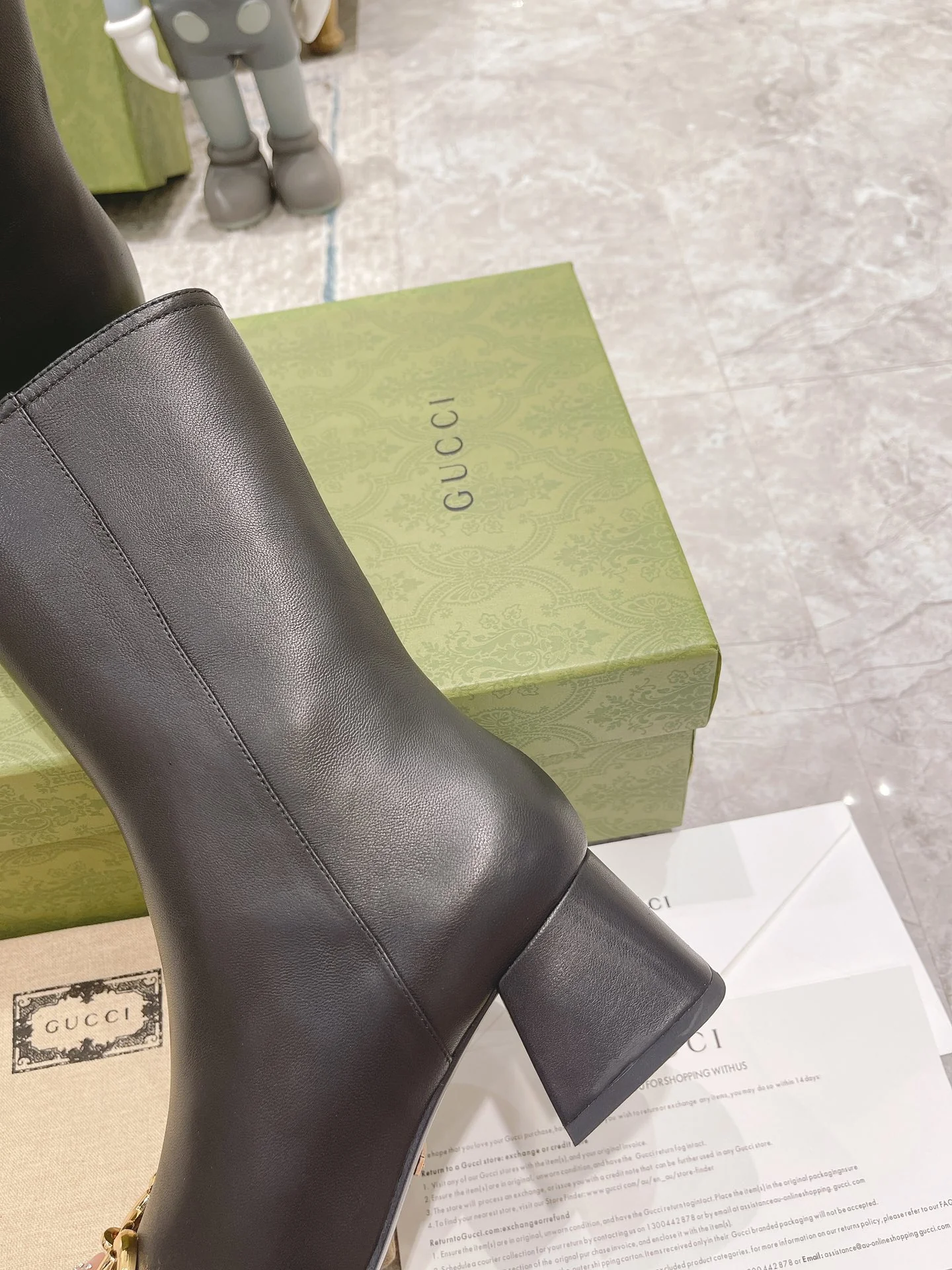 Новинка сезона осень/зима 2022 от Gucci — высокие сапоги на массивном каблуке в стиле ретро.