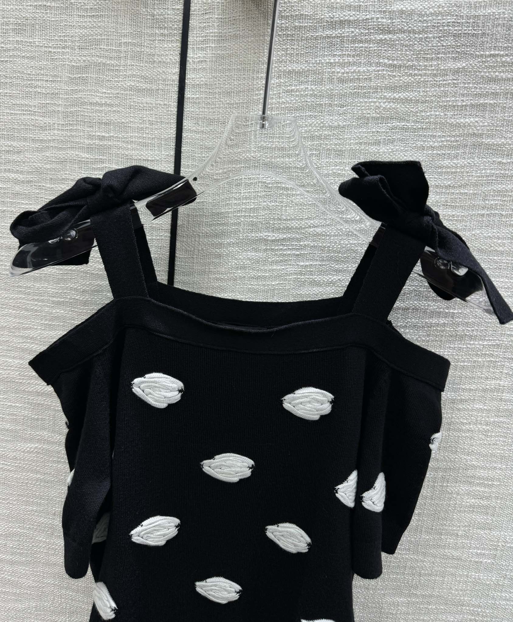 Chanel - 2403 - Вязаный топ с короткими рукавами и бантом, открытыми плечами