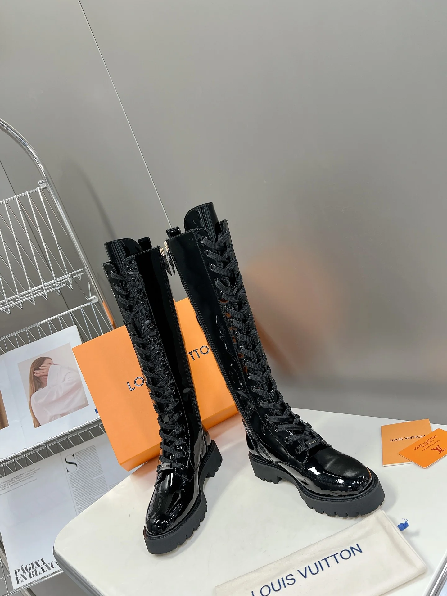 LV - Лакированные ботинки на шнуровке с боковой вышивкой логотипа - Черные