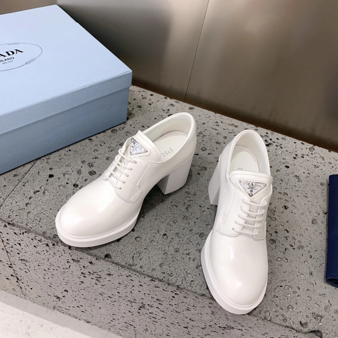 Новинка сезона весна/лето 2022 от Prada - туфли на массивном каблуке в стиле афро.