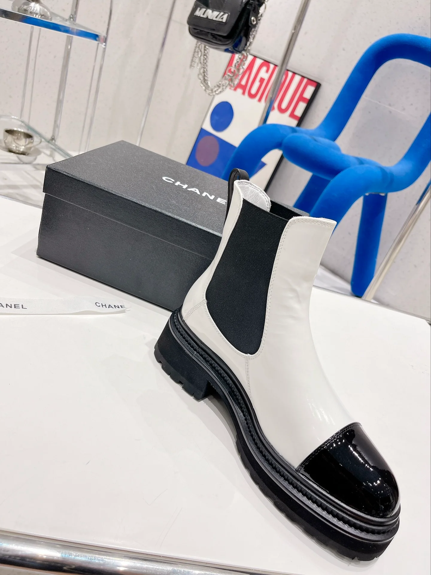 Ботинки челси — новинка осенне-зимней коллекции 2022 года — белые.