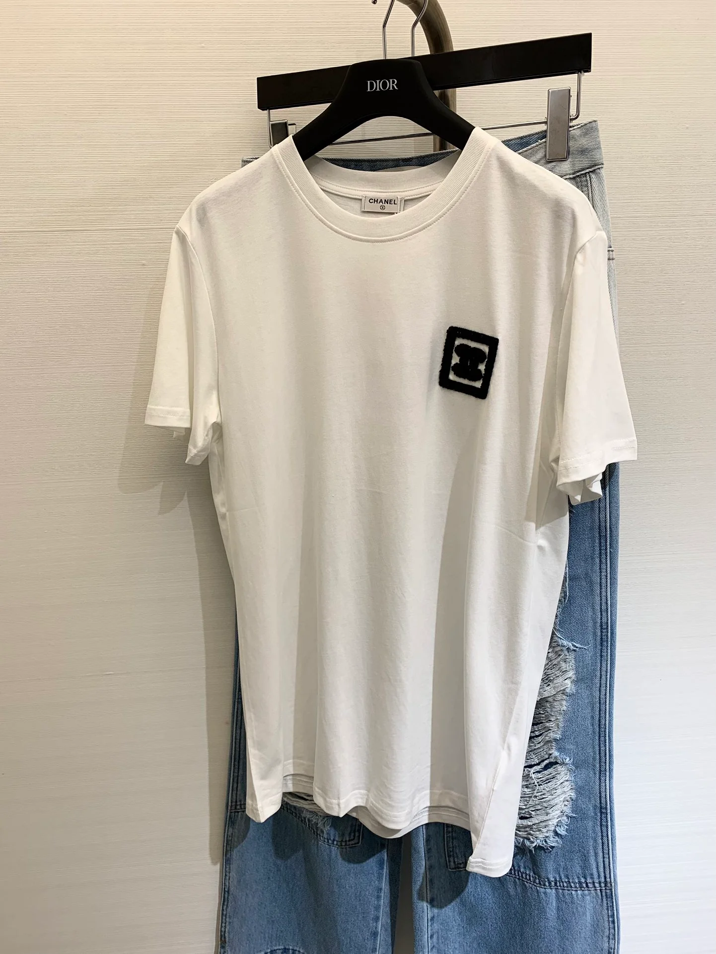 Футболка Chanel 2404 Весна/Лето в винтажном стиле, с вышивкой, квадратным вырезом, коротким рукавом, белая.