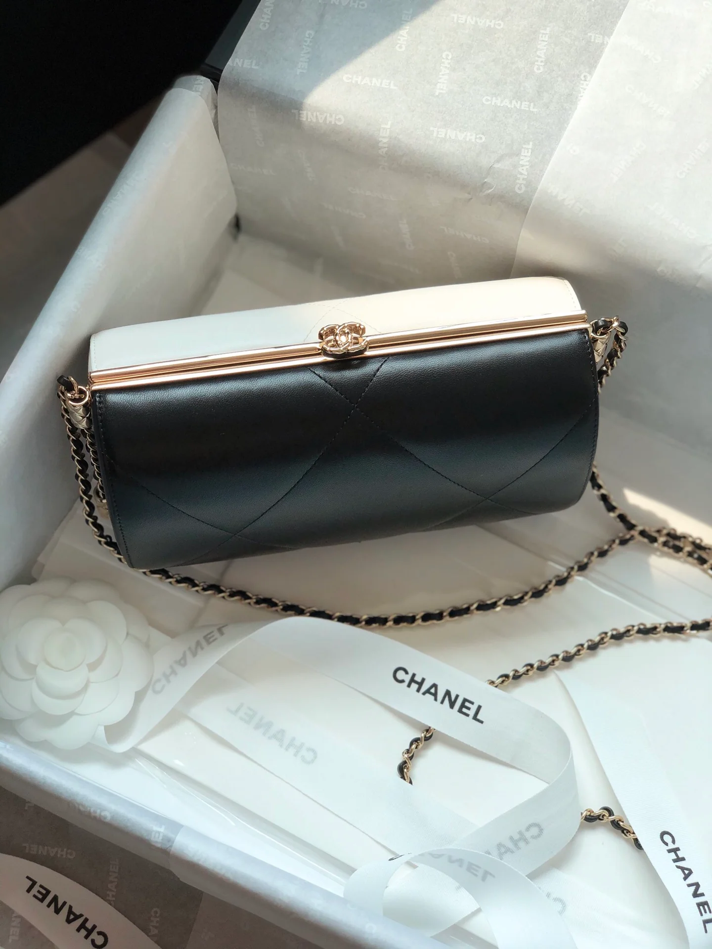 Вечерняя сумочка Chanel из коллекции Métiers d'Art 2020, черно-белая.