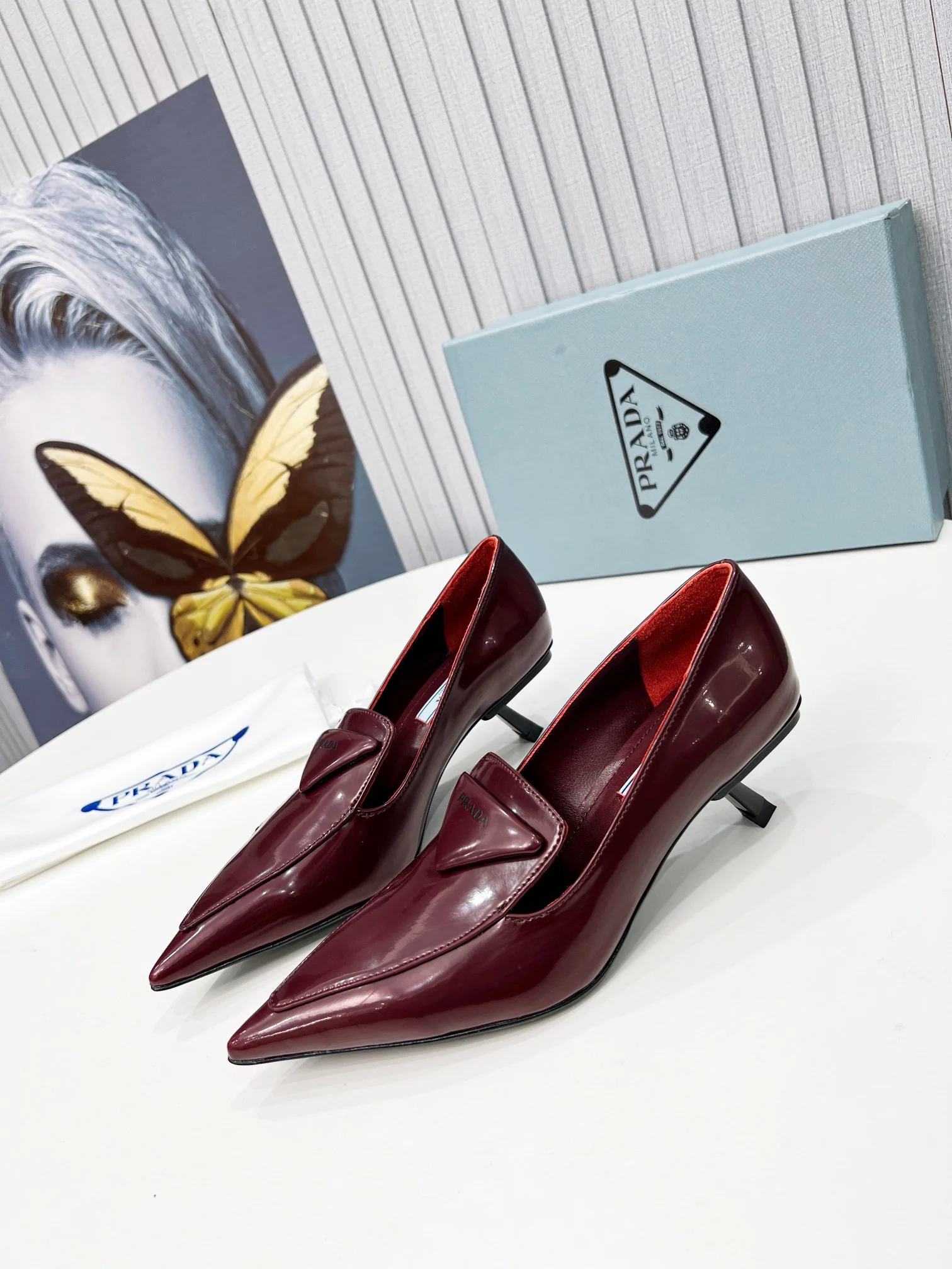 Новинки Prada весна/лето 2022 - Туфли на невысоком каблуке с острым носком - 1