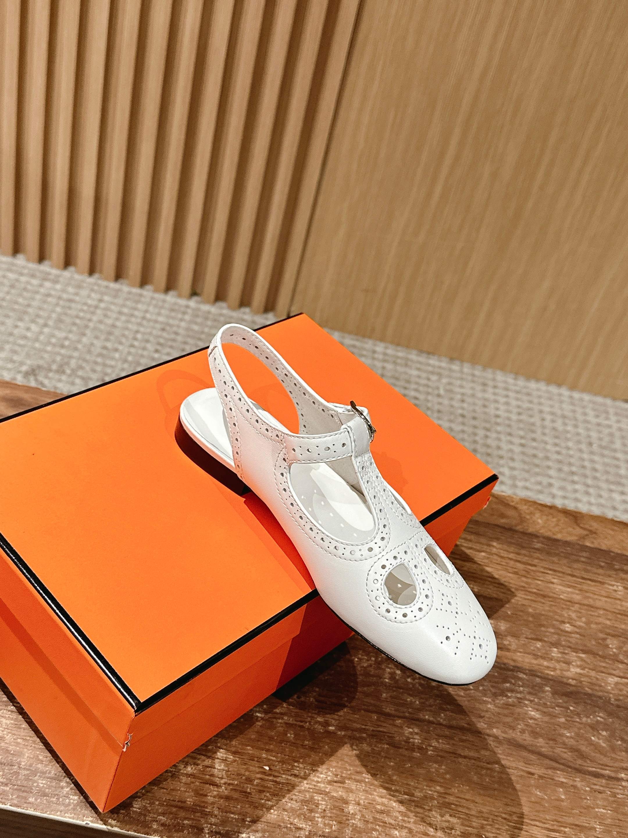 Кожаные сандалии-гилли Hermes с открытой пяткой - белые.