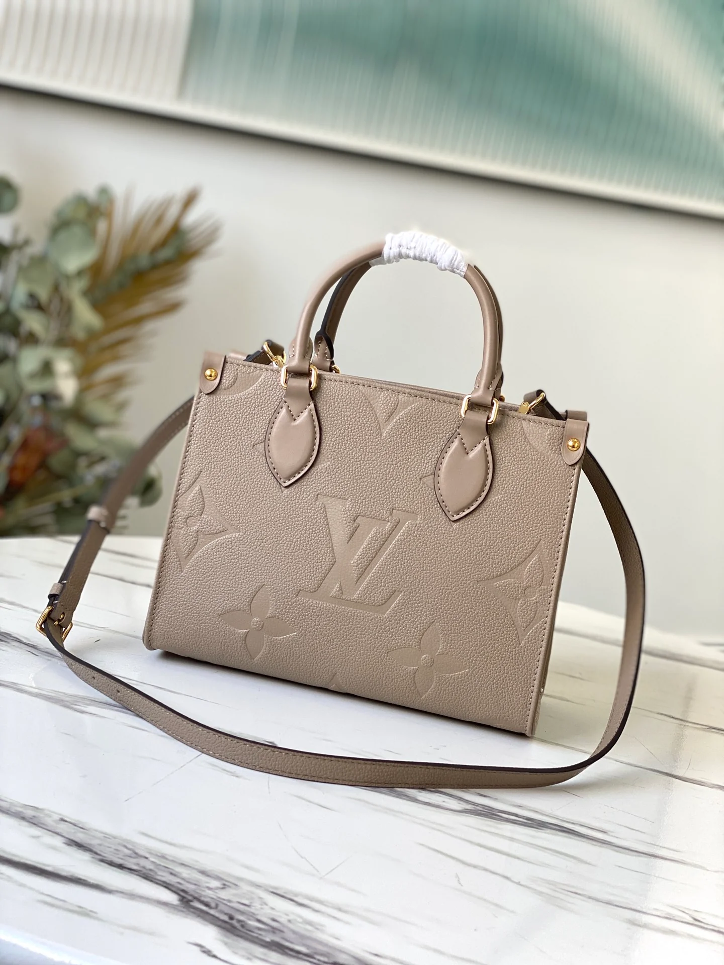 lv-m45660-apricot-onthego-pm