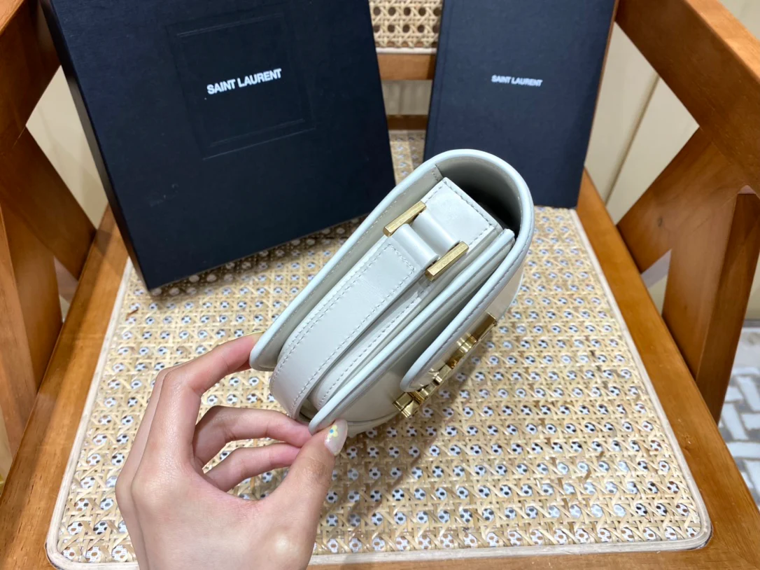 Сумка YSL Solferino Tofu Bag - белая - 18 см - На фото: На мне