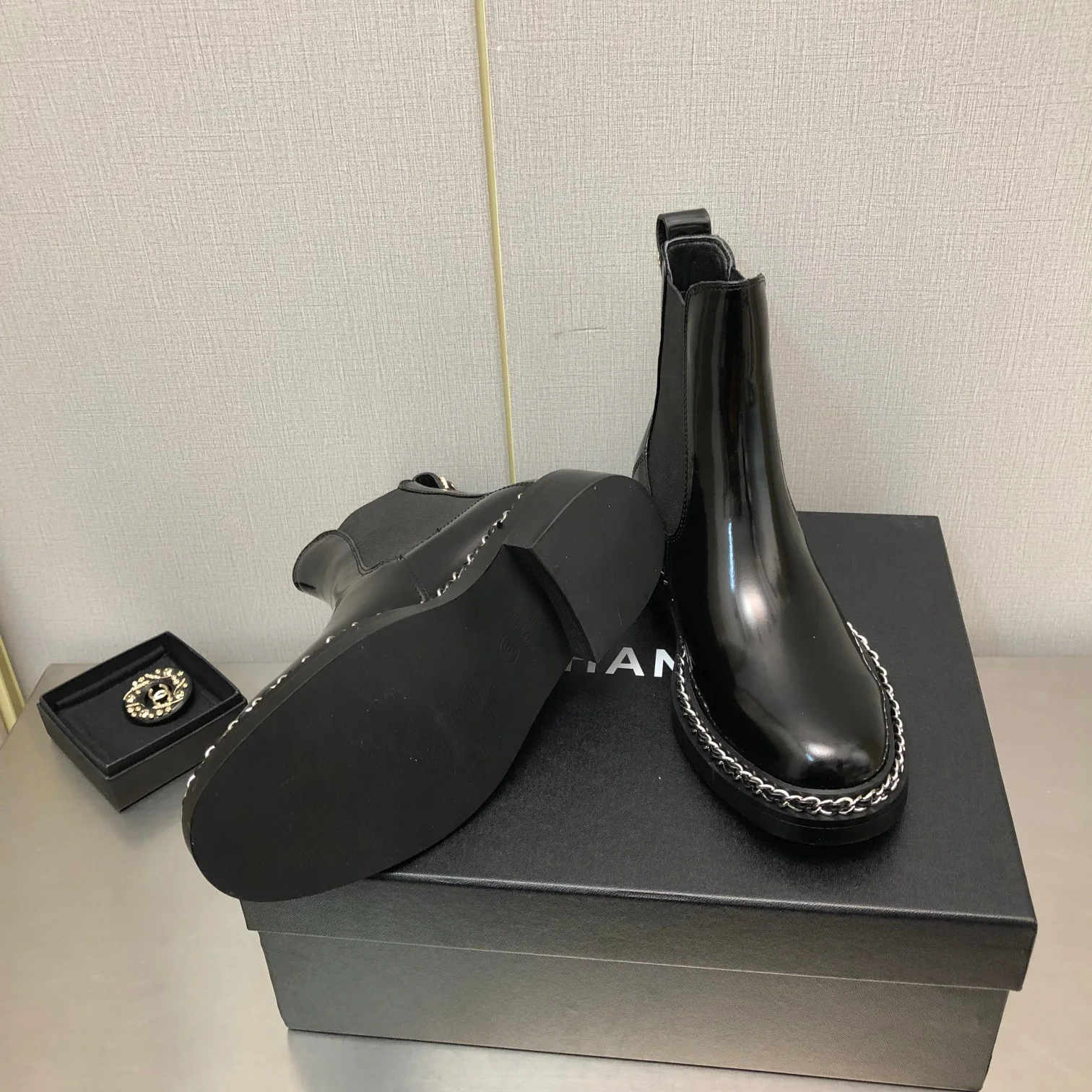 Chanel - Ботильоны в британском стиле с кожаной цепочкой
