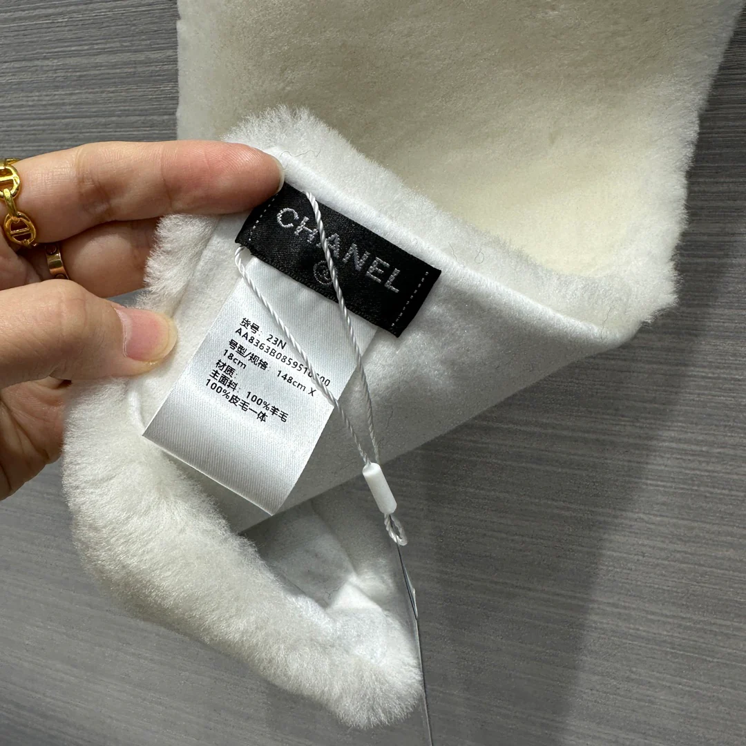 Новый шарф Chanel Double C из коллекции осень/зима 2023 — белый.