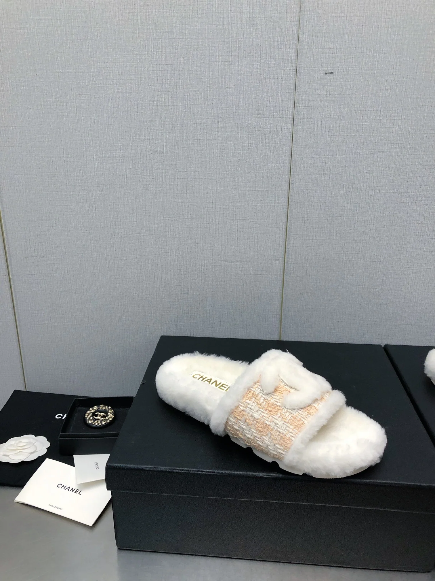 Новинка сезона осень/зима 2023 от Chanel - шерстяные тапочки в клетку - розовые.