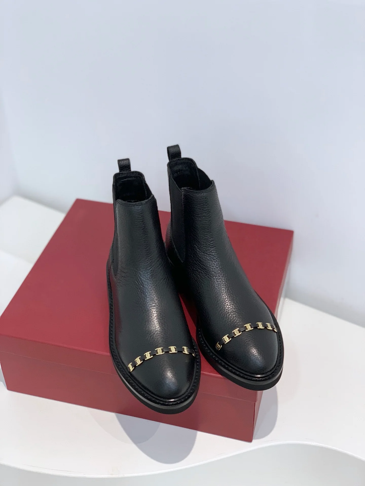 Salvatore Ferragamo - Новинка сезона осень/зима 2022 - Ретро-ботинки челси - Черные - 1