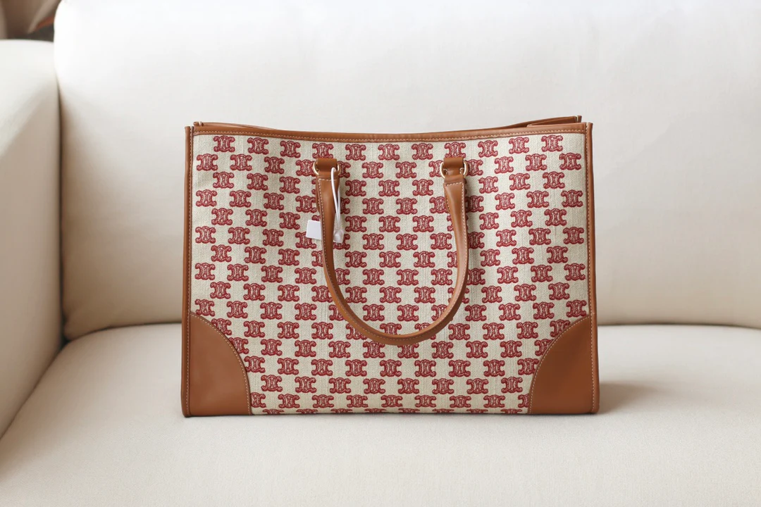 Сумка Celine Cabas Triomphe с вышивкой, горизонтальная.