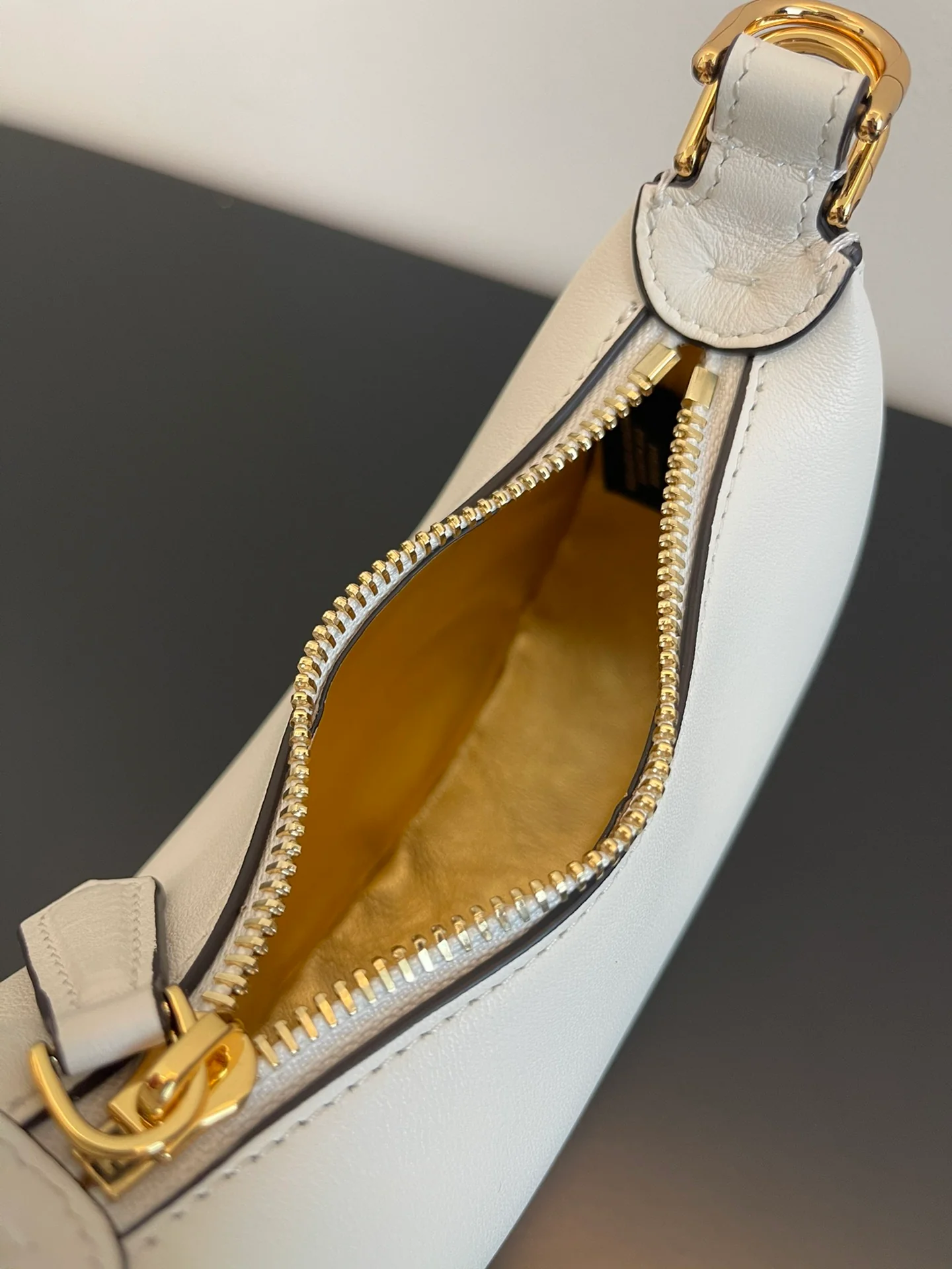 Fendi-fendigraphy - Миниатюрная белая кожаная сумка через плечо