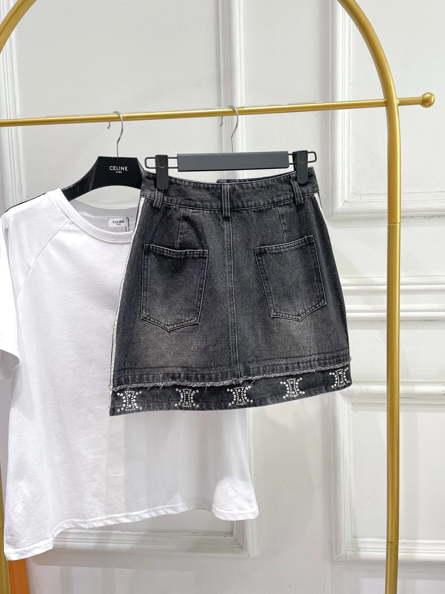 Celine-2404 - Свободная футболка с коротким рукавом и джинсовая юбка с узором ?Триумфальная арка?