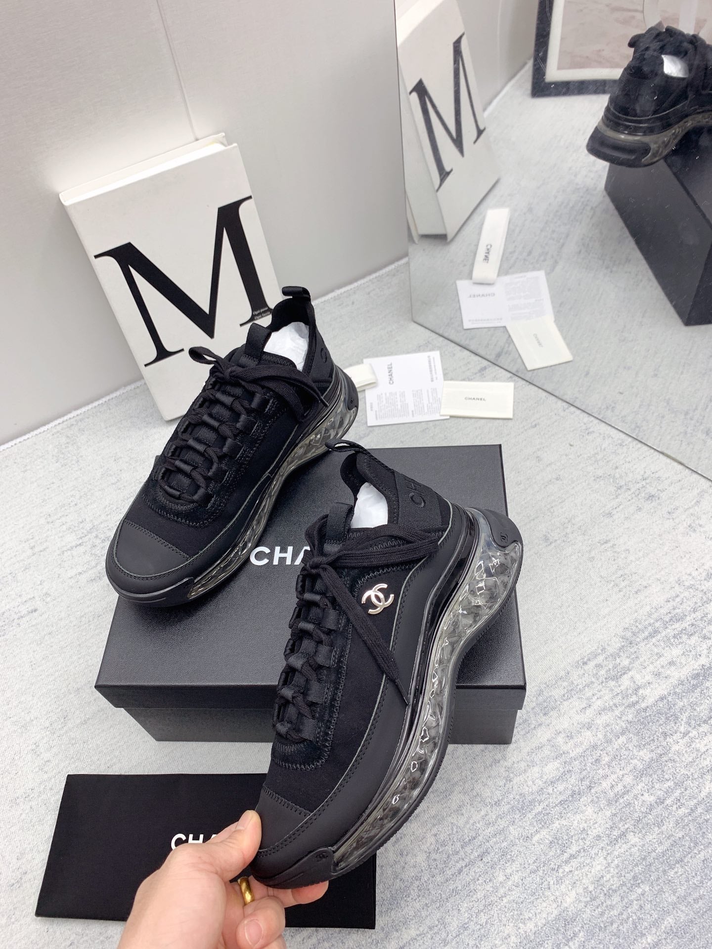 Новинка сезона осень/зима 2021 от Chanel - кроссовки с ромбовидным узором - черные.