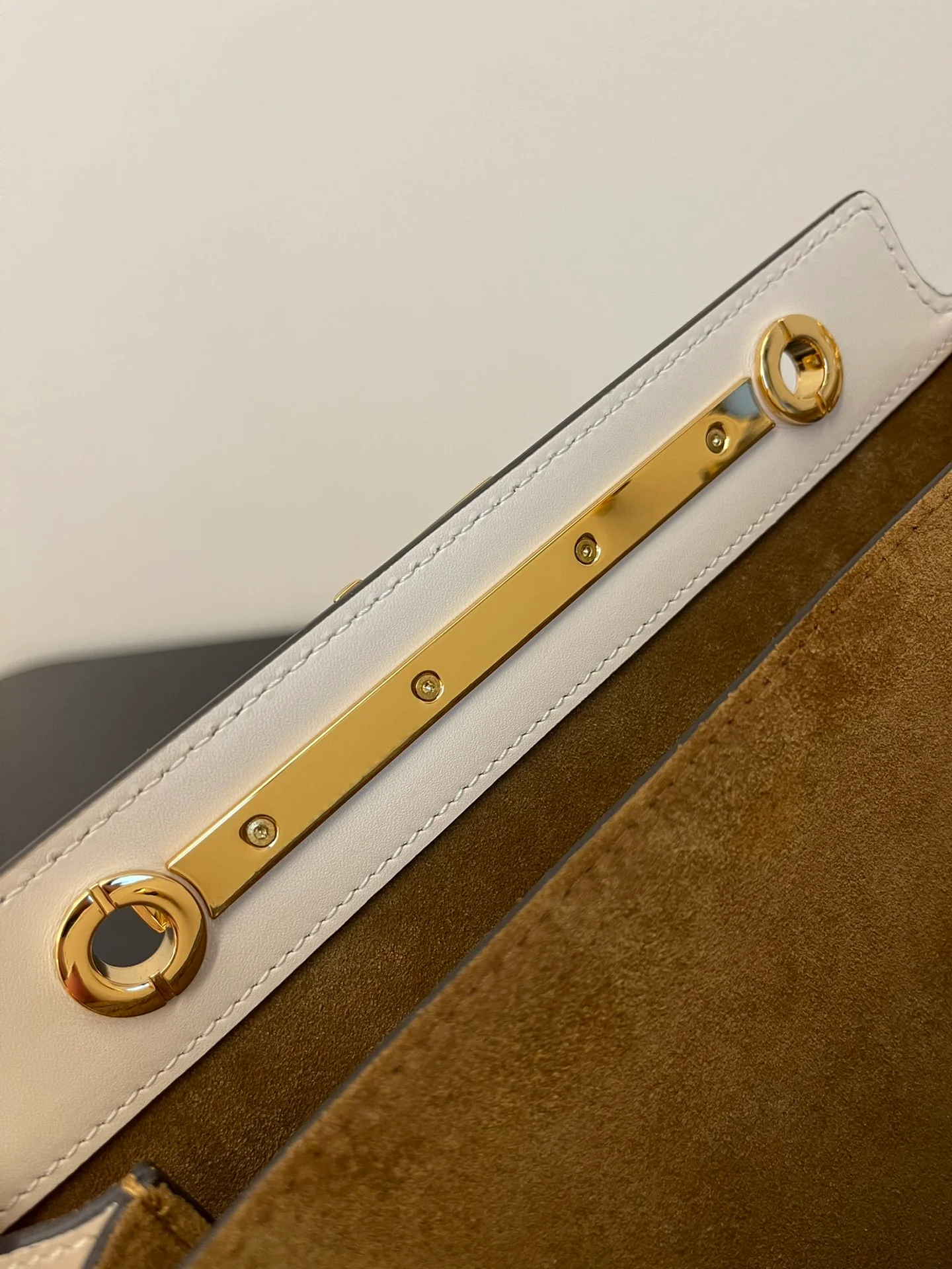 Сумка-гармошка Fendi Touch из белой змеиной кожи