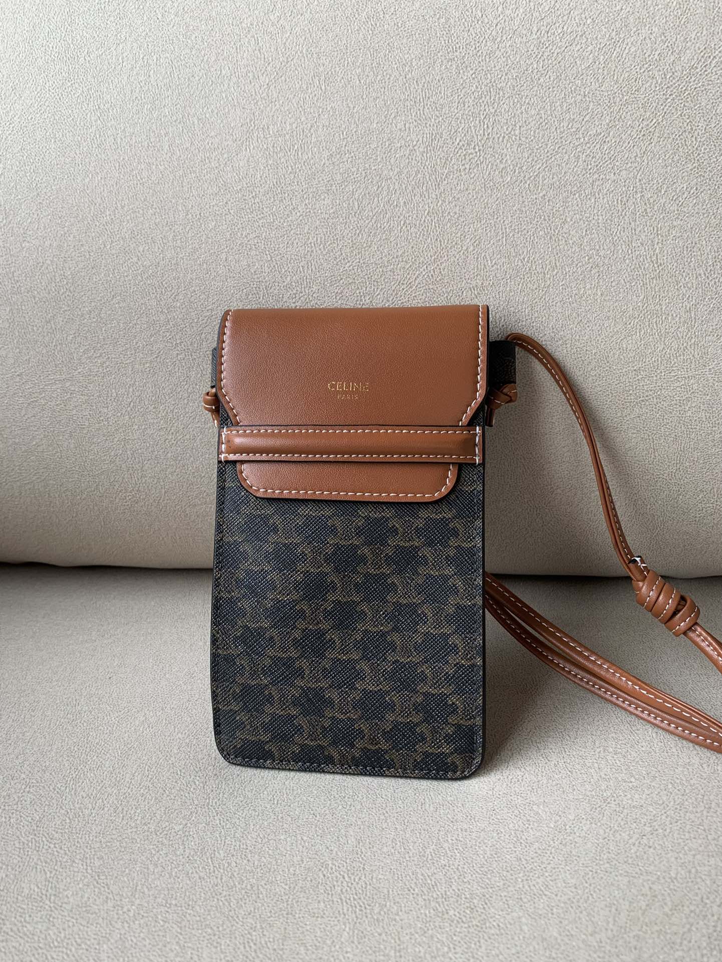 Celine 标志印花羊皮革翻盖手机包