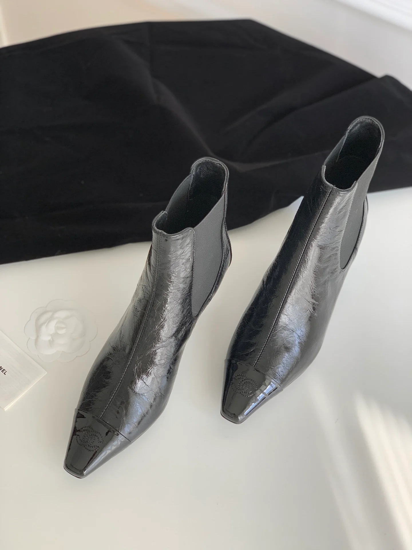 Новинка сезона осень/зима 2023 от Chanel - Ботильоны из овечьей кожи с квадратным носком и массивным каблуком - Матовый черный