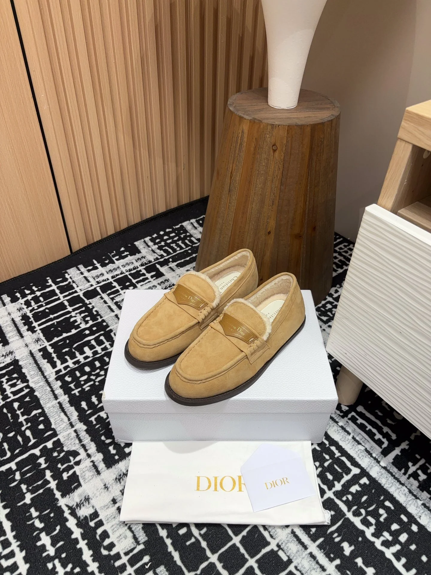 Флисовые лоферы Dior 2024 — кофейного цвета.