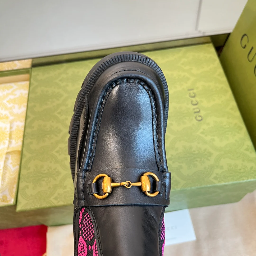 Новинка сезона осень/зима 2022 от Gucci - Ботинки челси - Черно-фиолетовые