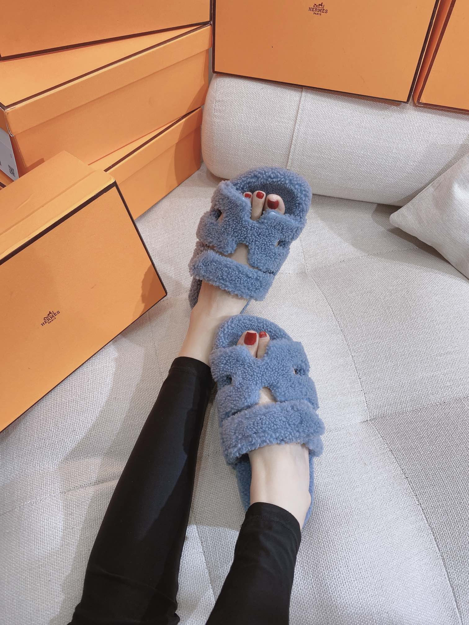 Новинка осенне-зимней коллекции Hermes 2022 — Домашние тапочки из овечьей шерсти и кожи в стиле пэчворк — Пыльно-голубой цвет — Фотографии в обуви.